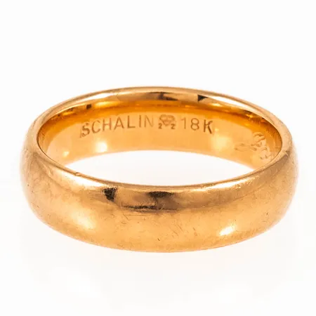 Graverad ring i 18K. Vikt: 5,3g.