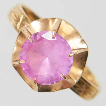 Ring med syntetisk rosa safir, stl17½, bredd 3-11,5mm, svenska stämplar, gravyr, 18K, bruttovikt: 3,2 Vikt: 3,2 g
