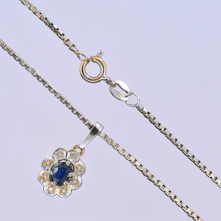 Kedja Venezia med hänge blå och vita stenar, längd på kedja 38 cm och bredd 1 mm, längd på hänge 18 mm och bredd 10 mm, vitguld, behov av rodiering, 18K. Vikt: 5,9 g