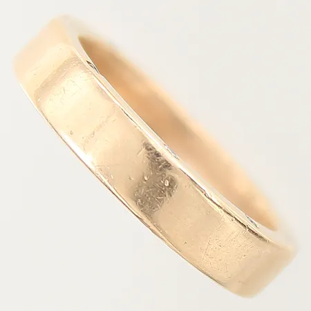 Ring med diamanter 8 x ca 0,01ct, varav fyra är svarta, stl 19, bredd 5mm, gravyr, 18K  Vikt: 11,9 g