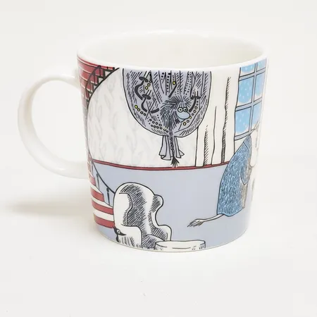 Muminmugg Dvala/Hibernation, motivet kommer från boken Trollvinter, höjd: 8cm, volym: 0,3l, stämplad by Arabia, spökstämpel CR0715, tillverkad juli 2015