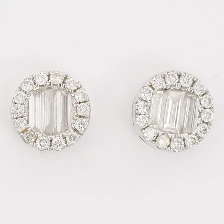 Ett par örhängen med baguetteslipade diamanter 4xca0,04ct 2xca0,08ct, samt briljantslipade diamanter 30xca0,005ct, Ø7mm, 925/1000 silver. Vikt: 1,8 g