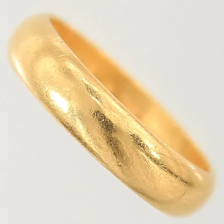 Ring slät, stl: 17, bredd: 4,5mm, gravyr, repig, 23K  Vikt: 5,7 g