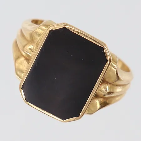 Klackring med onyx, stl 19¼, bredd ca 3-16mm, ca år 1951, gravyr, 18K Vikt: 5,3 g