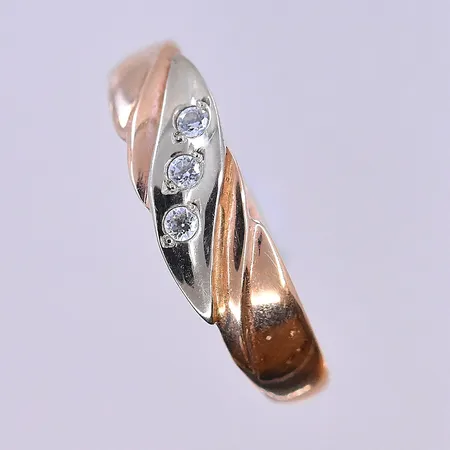 Ring med vita stenar stl:18, bredd 2-5 mm, roséguld/vitguld, 14K. Vikt: 2,5 g
