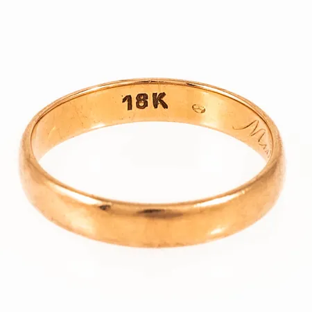 Graverad ring i 18K guld. Vikt: 3,9g. 