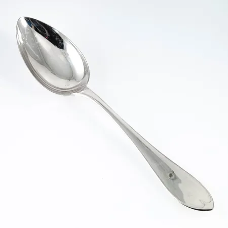 En matsked i silver. Längd 214 mm. Vikt: 58,0g. Gravyr.