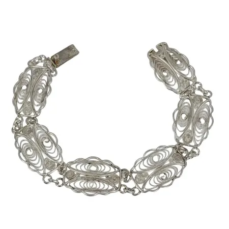 Armband, silver, filigrandekor, svagt kupade länkbitar, utrikiska stämplar, längd knäppt 18,0 cm, bredd 16 mm, fint skick Vikt: 14 g