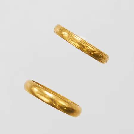Två ringar släta, stl 20½, bredd 3,5-4mm, gravyrer, 23K Vikt: 11,7 g