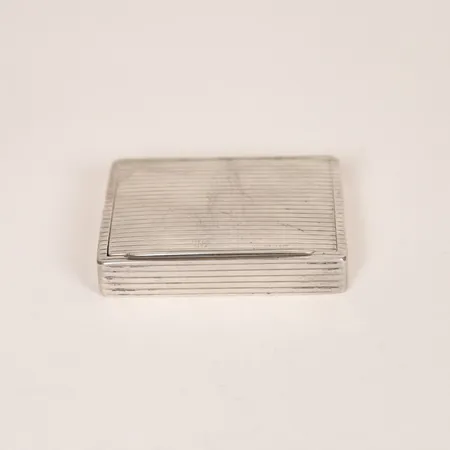 Cigarettetui, mått ca 9,5 x 7,5cm, gravyr invändigt, bruksslitage, 830/1000 silver. Vikt: 169,9 g