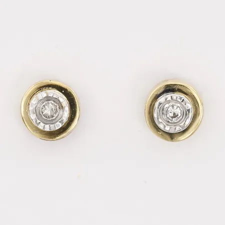 Ett par örhängen med 2 x ca 0,01ct, Ø5mm, ett stift något böjt, 18K guld.  Vikt: 1,4 g