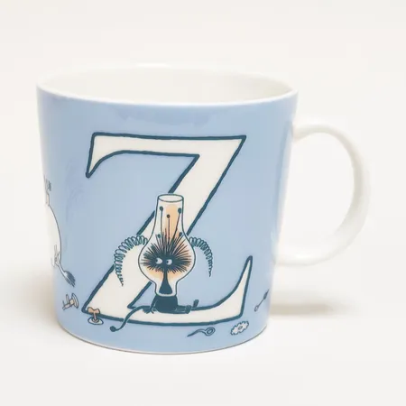 Mumin ABC-mugg bokstaven Z, ett marsianbarn kraschlandar i Mumindalen, höjd: 9cm, volym: 0,4l, stämplad ABC collection by Arabia, spökstämpel QC1024