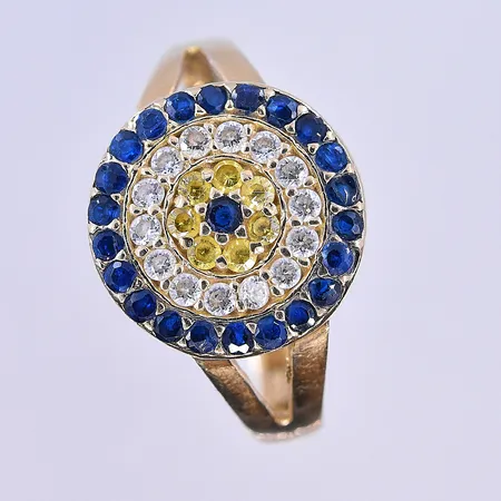 Ring med vita och blå stenar stl:17¾, bredd 3-13 mm, 14K. Vikt: 2,7 g