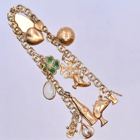 Armband Bismarck med 11 berlocker längd 18 cm, bredd länk 5 mm, 18K. Vikt: 17,5 g