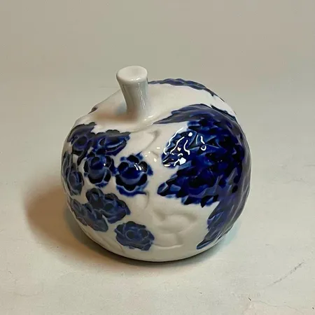 Figurin äpple från Arabia, design Gunvor Olin Grönqvist, höjd 8,5cm