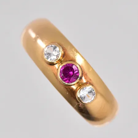 Ring med röd och vita stenar, stl 20¼, Alton, 18K Vikt: 3,3 g