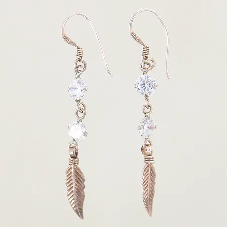 Ett par örhängen med vita stenar, längd: 47mm, bredd: 2,7-5,4mm, silver 925/1000 Vikt: 1,6 g