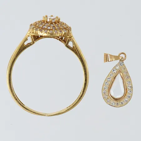 Guldskrot, defekt, saknar stenar, 18K.  Vikt: 3,1 g