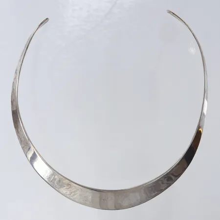 Collier stelt, Ø115mm, bredd 6-19,5mm, Silver 925/1000.  Vikt: 48,2 g