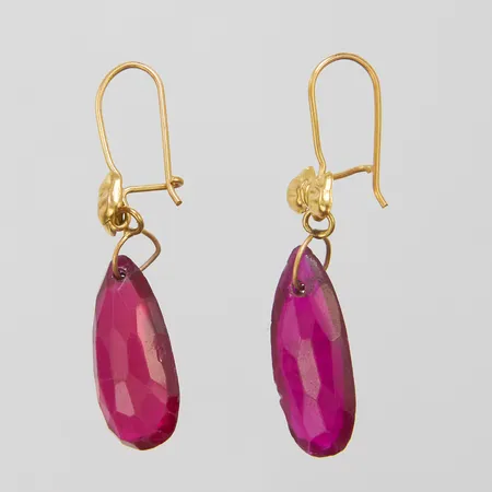 Ett par örhängen med syntetiska rubiner, längd ca 42mm, bredd 9,5mm, slitage på stenar, buckliga, 18K, bruttovikt: 5,5g.