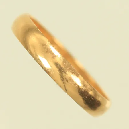 Slät ring stl 21¼, bredd 4mm, gravyr, repig, 18K, 3,2g Vikt: 3,2 g