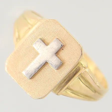 Klackring med dekor av kors, stl: 20½, bredd: 2,5mm,  kors i vitguldsdetalj, 18K  Vikt: 5,1 g