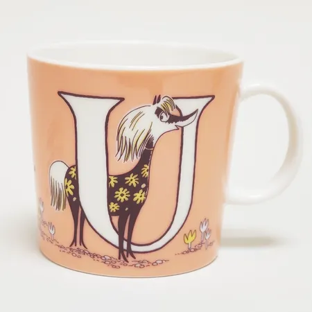 Mumin ABC-mugg bokstaven U, Mumintrollet räddar Primadonnan och hennes häst, höjd: 9cm, volym: 0,4l, stämplad ABC collection by Arabia, spökstämpel QC1024, tillverkad oktober 2024