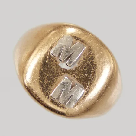 Klackring med monogram MM, stl 17½, bredd 3,4-15,3mm, repor, 18K Vikt: 10,4 g