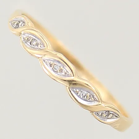 Ring med 8/8-slipade diamanter 5 x ca 0,005ct, stl: 17¾, bredd: 1,3-2,8mm, 18K  Vikt: 1,2 g