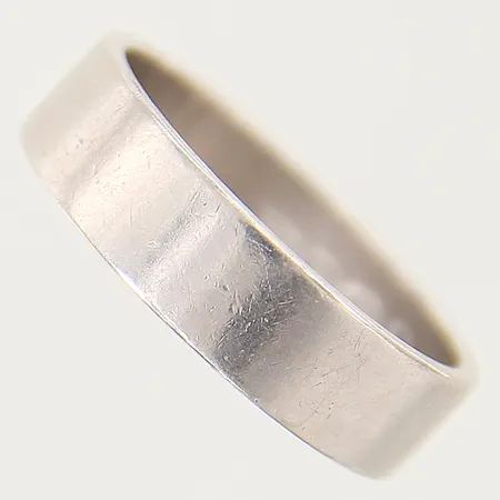 Ring slät, stl: 19½, bredd: 5,8mm, gravyr, vitguld, 18K  Vikt: 7,2 g