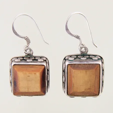 Ett par örhängen med bruna stenar, längd: 25mm, bredd: 1-16,1mm, Karuna, silver 925/1000 Vikt: 12,2 g