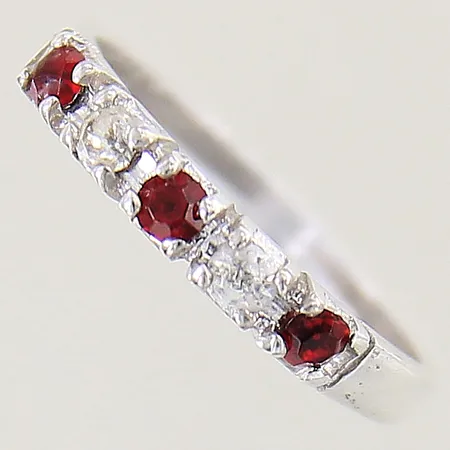 Ring med vita samt röda stenar, stl 16, bredd 2-3mm,  stenar med nagg, silver 835/1000 Vikt: 1,5 g