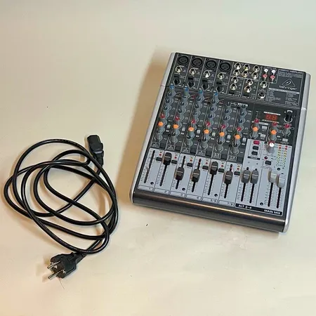 Mixerbord Behringer Xenyx X1204usb, med nätkabel, ej funktionstestad, en knapp saknas Skickas med postpaket.