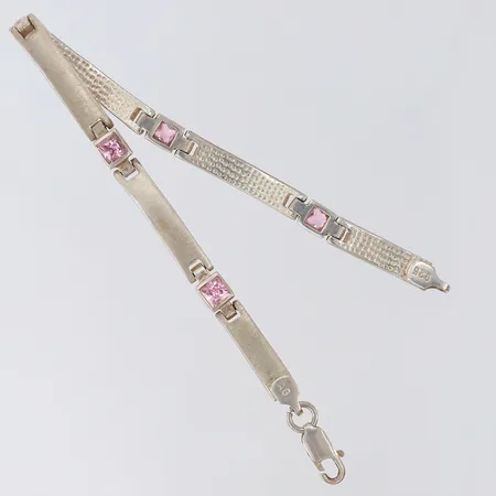 Armband med vita stenar, halvstelt, längd 18cm, bredd 4,5-5mm, Silver 925/1000.  Vikt: 14,1 g