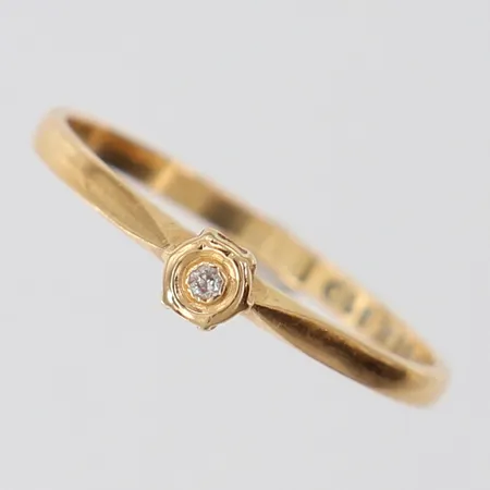 Ring med 8/8-slipad diamanter 1 x 0,01ct, stl: 16¼, bredd 1,5-3,3mm, 18K.  Vikt: 1,2 g