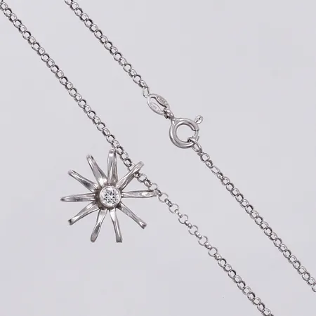 Kedja längd ca 45cm, bredd ca 2mm, hängd med vit sten Ø 18mm, silver Vikt: 4,5 g