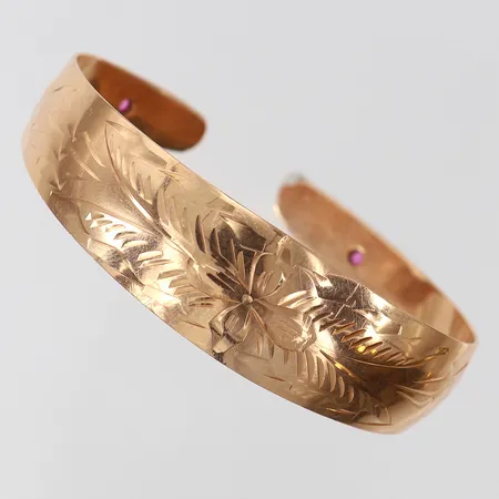Armring halvöppen med rosa stenar, innermått ca 16,5cm, bredd 8-16mm. 14K Vikt: 22,3 g