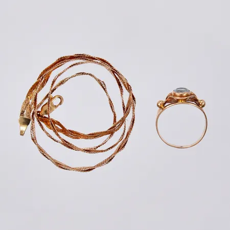 1 Collier, 1 ring med sten, slitage/bucklor, 18K Vikt: 9,3 g