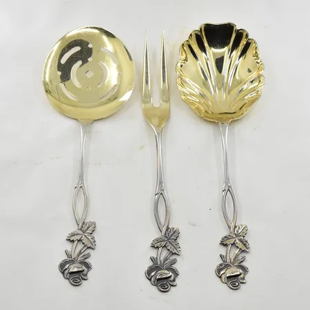 3 serveringsbestick med rosdekoration, Finland, längd 17 cm, delvis förgyllda, 813/1000 silver. Vikt: 73,4 g