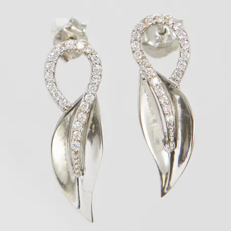 Ett par örhängen med vita stenar, längd ca 23mm, bredd 7,5mm, vitguld, 18K Vikt: 2,7 g