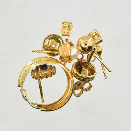 Diverse defekt guld med stenar, 18K. Vikt: 4,4 g