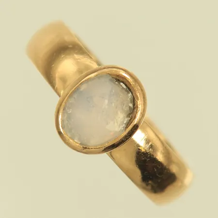 Ring med vit sten stl 18¼, bredd 4-9mm, sten trasig och sitter löst, gravyr, 18K, 7,4g 