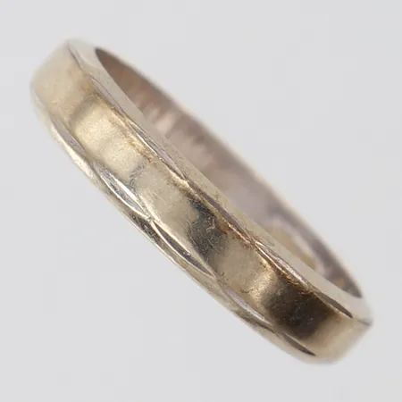 Ring med dekor, stl: 16, bredd 3,5mm, behov av omrodiering, gravyr, vitguld 18K.  Vikt: 2,9 g