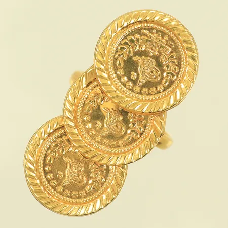 Ring med myntliknande föremål, stl ca 17¼, bredd 3-35mm, 14K, 1,9g 