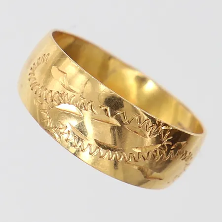 Ring med dekor, stl: 16, bredd 1,7-14,5mm, 18K.  Vikt: 5,1 g