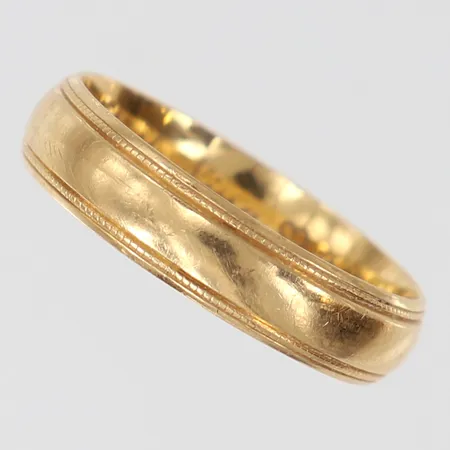Ring med dekor, stl: 18¾, bredd 5mm, gravyr, 18K.  Vikt: 5,2 g