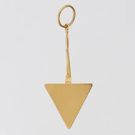 Hänge spade, 38x15mm ink ögla, bucklig, 18K.  Vikt: 0,8 g