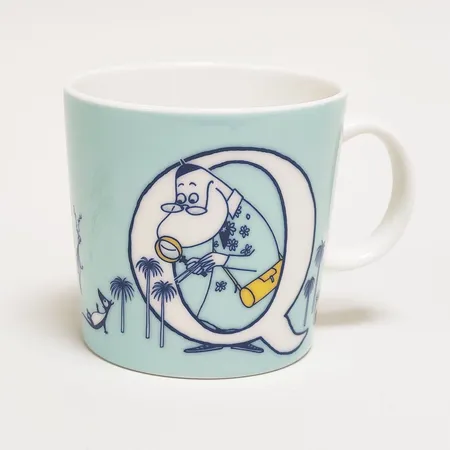 Mumin ABC-mugg bokstaven Q, Hemulen besöker Muminhuset och släpper ut en köttätande växt, höjd: 9cm, volym: 0,4l, stämplad ABC collection by Arabia, spökstämpel QC1024, tillverkad oktober 2024