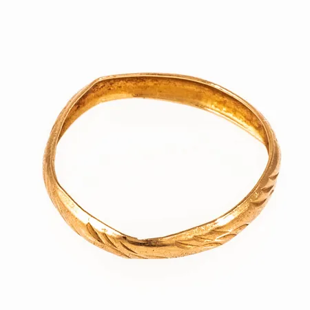 Defekt ring i 21K. Vikt: 0,8g. 