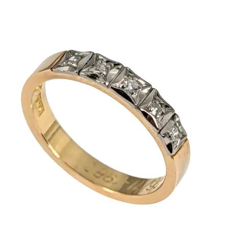 Diamantring, 18K guld, Diamanter 5 x 0,005ct, Guldsmed Rolf Nilsson (OWN), Kristianstad, Ø17½ mm, bredd 3 mm, gravyr Vikt: 4,6 g